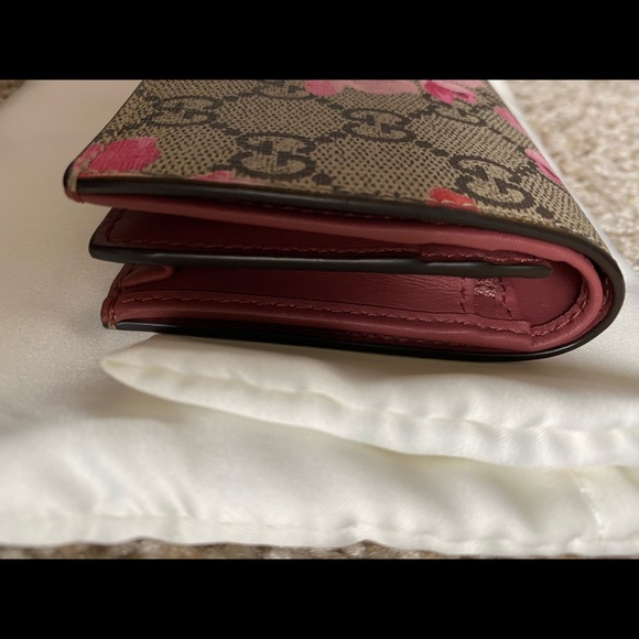 SOLD Gucci blooms Compact Wallet - Picture 12 of 16